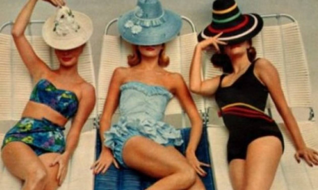 Πέντε συνήθειες που όλες έχουμε στην παραλία και κάνουν τους άνδρες έξαλλους