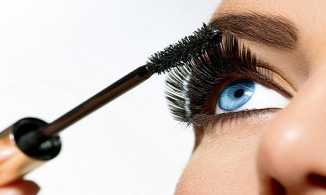 Δεν πάει ο νους σας! Αυτό είναι το απόλυτο κόλπο για να μην μουτζουρώνεσαι με μάσκαρα