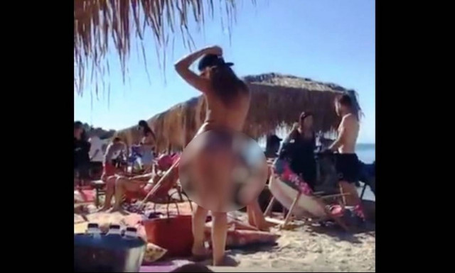 Σέλφι στα οπίσθια... σε παραλία της Αττικής. Κάποιες το έχουν τερματίσει (video)