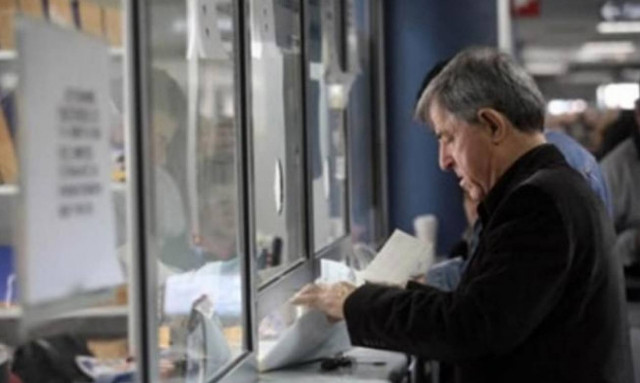 Σε δύο δόσεις το ψαλίδι  στις επικουρικές