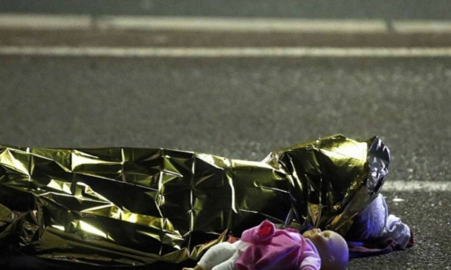 Η φωτογραφία από τη Νίκαια που «λύγισε» όλο τον πλανήτη: Ένα νεκρό παιδάκι και δίπλα η κούκλα του...