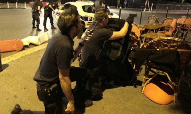 Επίθεση Γαλλία: Κανένας Έλληνας ανάμεσα στα θύματα