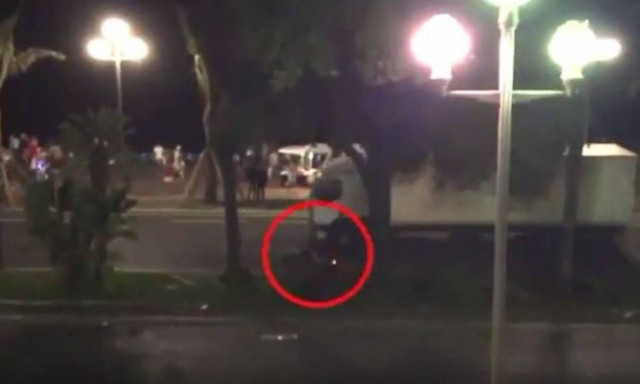 Επίθεση Γαλλία: Συγκλονιστικό βίντεο μοτοσικλετιστή που επιχείρησε να σταματήσει το φορτηγό