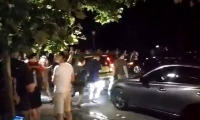 Φρενίτιδα στις ΗΠΑ: Σταματούν στη μέση του δρόμου και κυνηγούν... Pokemon! (vid)