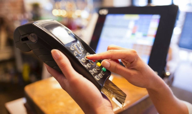 Μόνο με πλαστικό χρήμα και ηλεκτρονικές συναλλαγές το αφορολόγητο