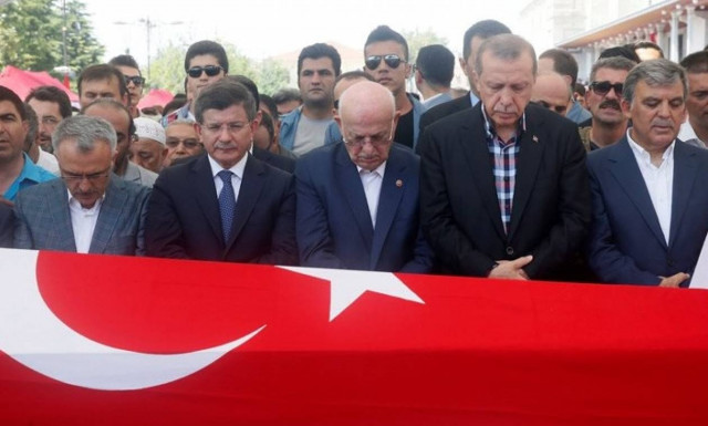 Αποφασισμένος να πάρει κεφάλια παντού ο Ερντογάν, ξανασκέφεται τη θανατική ποινή (vids+pics)