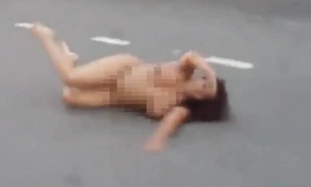Τα πέταξε όλα και άρχισε να κυλιέται γυμνή σε πασίγνωστο δρόμο! (video)