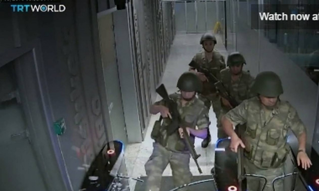 Συγκλονιστικό βίντεο - Η στιγμή που οι πραξικοπηματίες εισβάλουν στο TRT