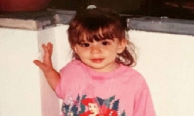 Δεν πάει το μυαλό σας ποια Ελληνίδα τραγουδίστρια είναι το κοριτσάκι της φωτογραφίας