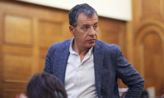 Νέα πυρά Θεοδωράκη κατά κυβέρνησης