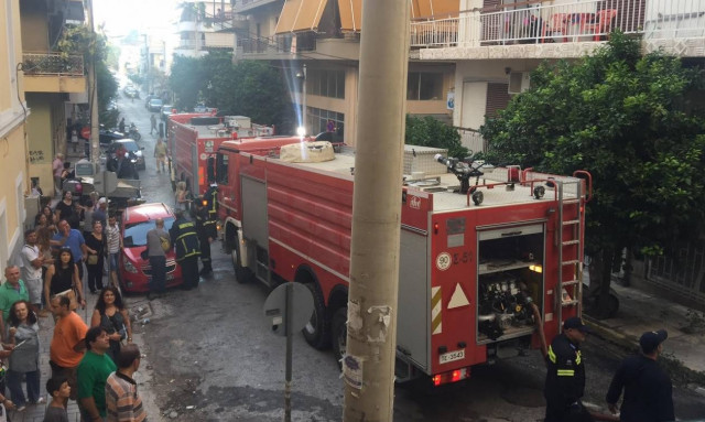 Πυρκαγιά στον Πειραιά: Η συγκλονιστική στιγμή της διάσωσης του βρέφους (photo)