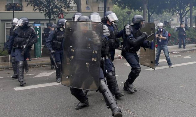 Συγκρούσεις, μολότοφ και συλλήψεις σε άλλη μια νύχτα έντασης στο Παρίσι