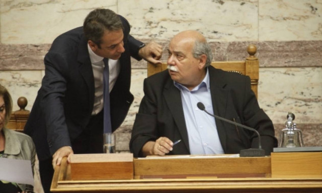 Εκλογικός νόμος - Χάος στη Βουλή: Άγρια κόντρα Βούτση - Μητσοτάκη