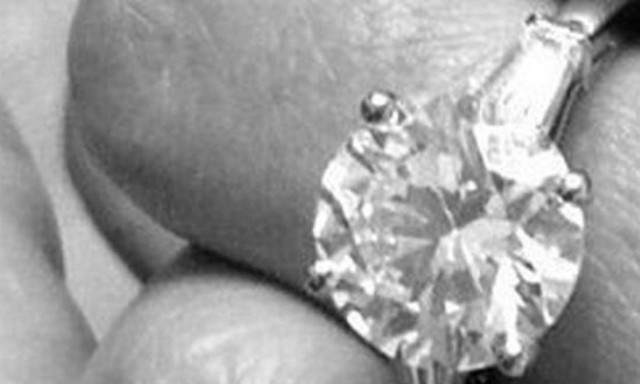 H 33χρονη star μόλις αρραβωνιάστηκε τον αρκετά νεότερο σύντροφό της