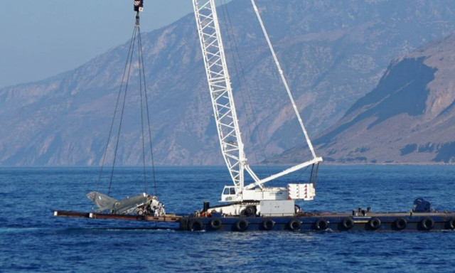 Εντυπωσιακά πλάνα από την ανέλκυση ενός F-16 από τον βυθό της Κρήτης (vid+pics)