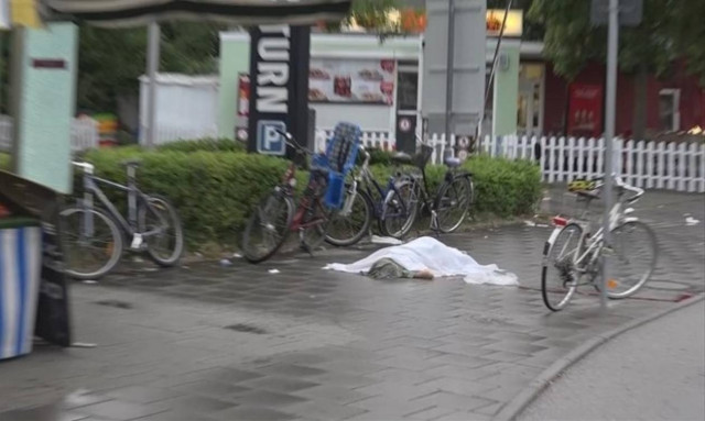 Επίθεση Μόναχο: Συγκλονιστική φωτογραφία με πυροβολημένο άνδρα