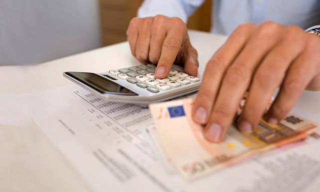 Φτωχότερο και με μεγαλύτερα φορο-βάρη το ελληνικό νοικοκυριό