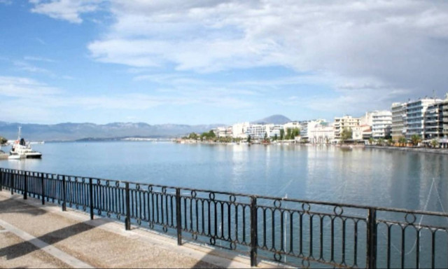 Χαλκίδα: Την έβρισε και την πέταξε στη θάλασσα!