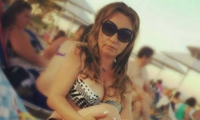 Πόπη Μαλλιωτάκη: Με το γιο της στην παραλία – Δείτε την με σέξι μαγιό