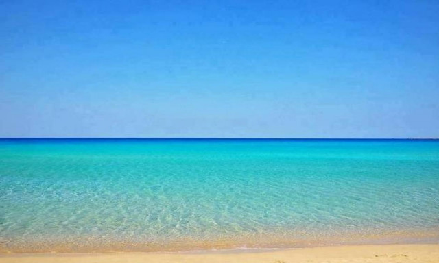 Καιρός να τρέξετε στην παραλία πριν «χτυπήσουν» οι καταιγίδες – Καύσωνας σήμερα, βροχές από αύριο