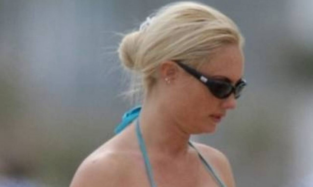 Μοίρασε… εγκεφαλικά με το καυτό μαγιό στην παραλία η πρόεδρος της Κροατίας (photos)