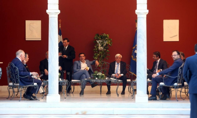 Προεδρικό Μέγαρο: Χιουμοράκι, σπόντες και αβρότητες για τα μάτια του κόσμου