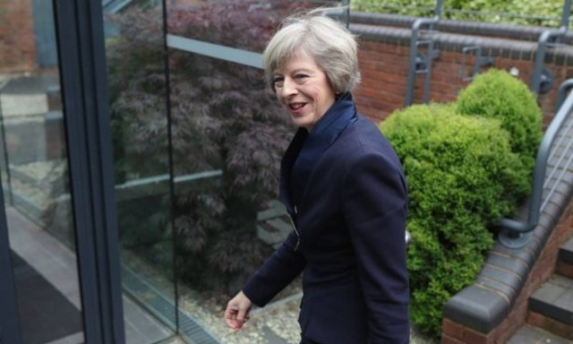 Brexit: Στο Μπέλφαστ η Τερέζα Μέι - Αγεφύρωτο το χάσμα της Βρετανίας με τη Β. Ιρλανδία