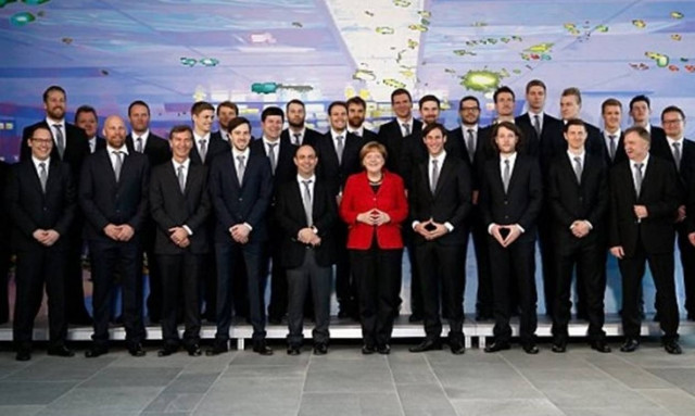 Απίστευτη συνωμοσία: Μέρκελ και Μέι ανήκουν στους... Ιλουμινάτι; (video+photos)