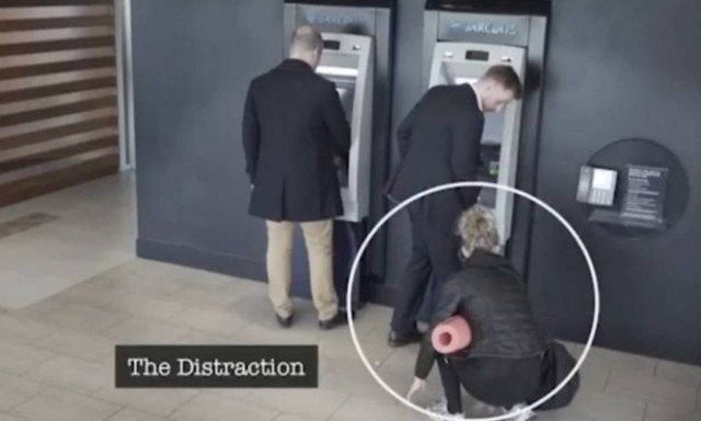 Δείτε το νέο κόλπο με το οποίο θα προσπαθήσουν να σας κλέψουν την κάρτα και το Pin από το ATM (Vid)