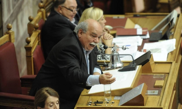 Χαμός στη Βουλή - Τσακαλώτος προς Άδωνι: Άντε ρε από δω, είσαι η πεμπτουσία του γελοίου (video)