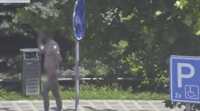 Απίστευτος τύπος: Άφησε τα ρούχα του ενέχυρο σε μπαρ και βγείτε γυμνός για να βρει χρήματα (vid)