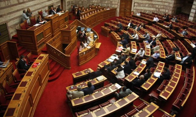 Ο Κατρούγκαλος αρνήθηκε να αποσύρει την τροπολογία για το ΕΚΑΣ