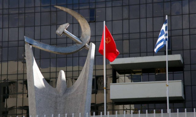 ΚΚΕ: Κυβέρνηση και αξιωματική αντιπολίτευση μαλώνουν για τις κορδέλες