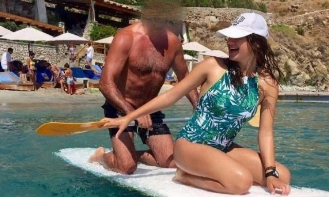 Έλληνας Πολιτικός το… «σανιδώνει» σε παραλία της Μυκόνου