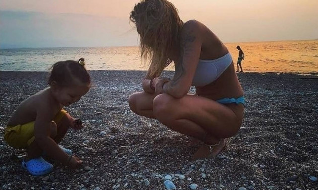 Αγγελική Ηλιάδη: Παιχνίδια στην παραλία με τον γιο της