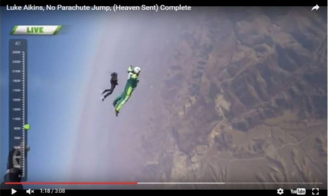 Bίντεο που κόβει την ανάσα: Πήδηξε στο κενό χωρίς αλεξίπτωτο από ύψος 7,5 χιλιομέτρων και επέζησε!