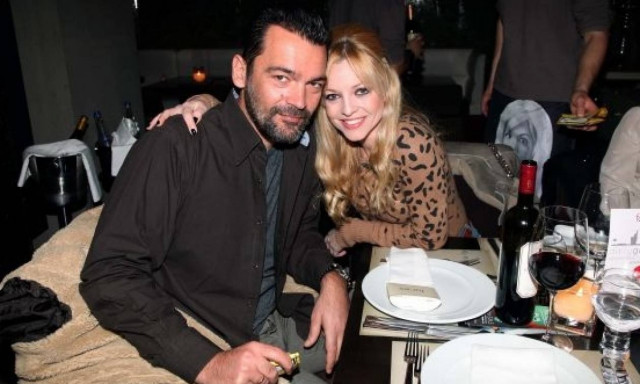 Ο Κωνσταντίνος Καζάκος ποζάρει αγκαλιά με τον γιο του! (Και η ευτυχής μαμά «ποστάρει»...)