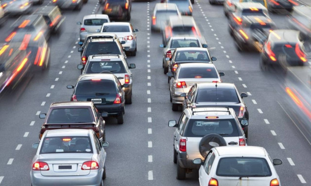 Πώς διαμορφώνονται τα νέα τέλη ταξινόμησης: Ποια ΙΧ ακριβαίνουν, ποια φθηναίνουν