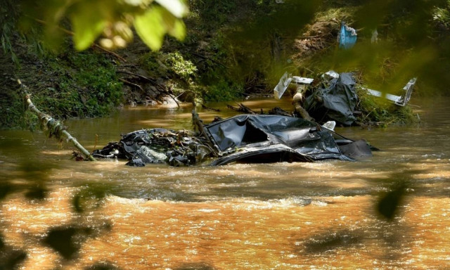 ΗΠΑ: Αψήφισαν τον κίνδυνο για να σώσουν γυναίκα από... πλεούμενο αυτοκίνητο (video)