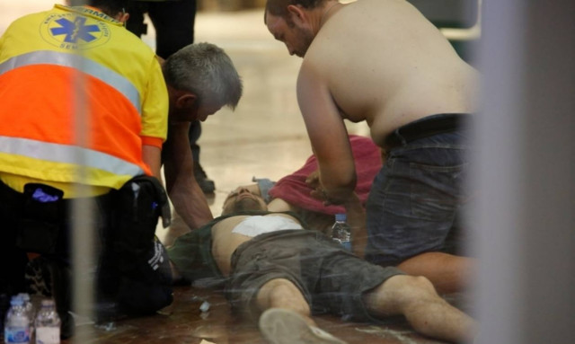 Πανικός στην Βαρκελώνη: Άνδρας επιτέθηκε με μαχαίρι στον Ηλεκτρικό (pics)