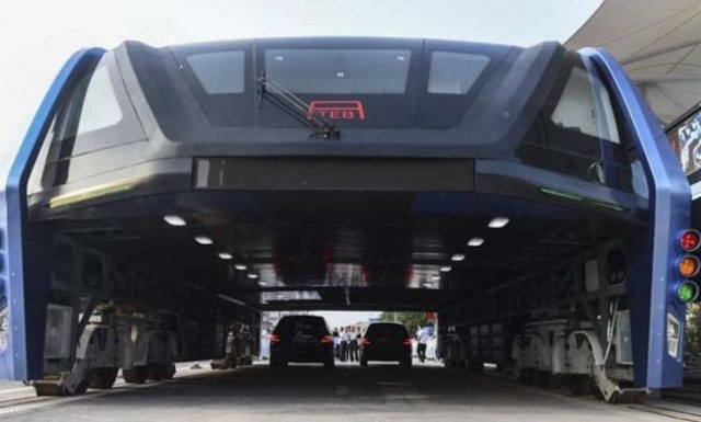 Το λεωφορείο που περνάει πάνω από τα αυτοκίνητα είναι πραγματικότητα!!!