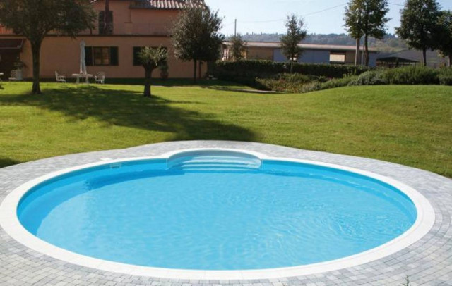 Απίστευτο! Η πιο... φυσική πισίνα του κόσμου «ξεφύτρωσε» στην αυλή τους