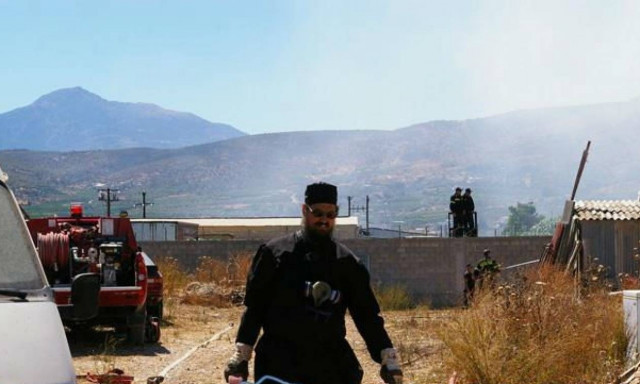 Ο ξεχωριστός εθελοντής πυροσβέστης που δίνει τη μάχη με τις φλόγες φορώντας…ράσα (pics)