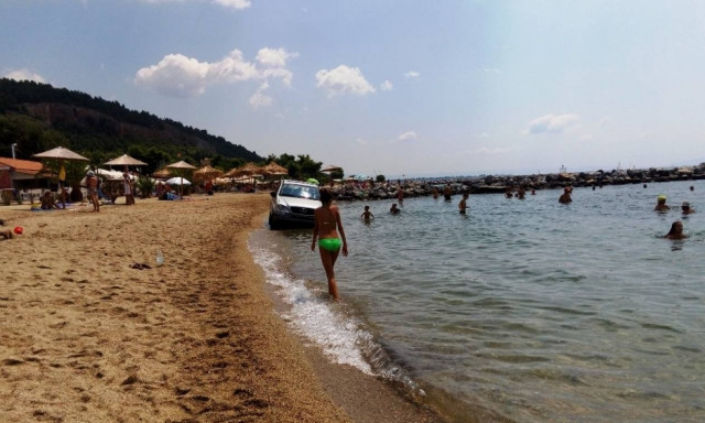 Βόλος: Αυτοκίνητο έκανε τρελή πορεία και βρέθηκε δίπλα στις …ξαπλώστρες!(pics)