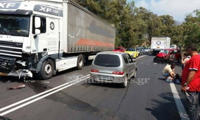 Ηράκλειο: Δύο τραυματίες μετά από σφοδρή σύγκρουση νταλίκας με αυτοκίνητο (pics)