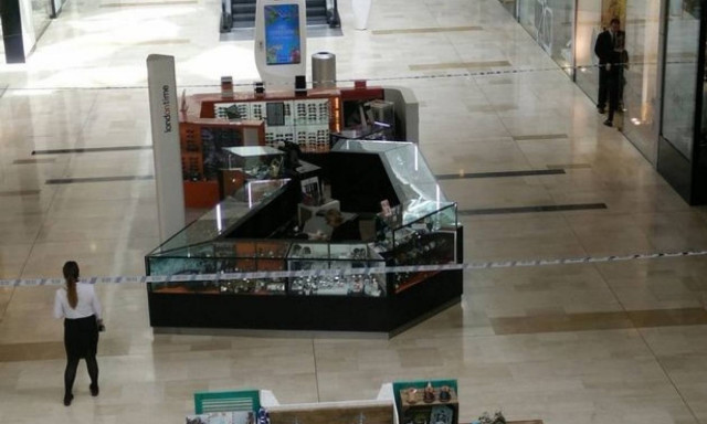 Επίθεση με μαχαίρι σε εμπορικό κέντρο του Λονδίνου (pics)