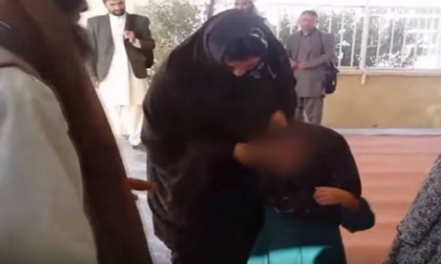 Αδιανόητο! Πούλησε την 6χρονη κόρη του για μια κατσίκα και μια σακούλα ρύζι (vid)