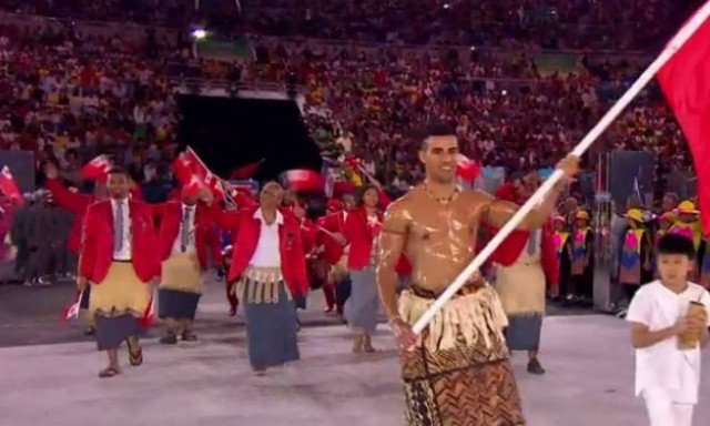 Ολυμπιακοί Αγώνες 2016: Ο λαδωμένος σημαιοφόρος των Τόνγκα που προκάλεσε φρενίτιδα (photos)