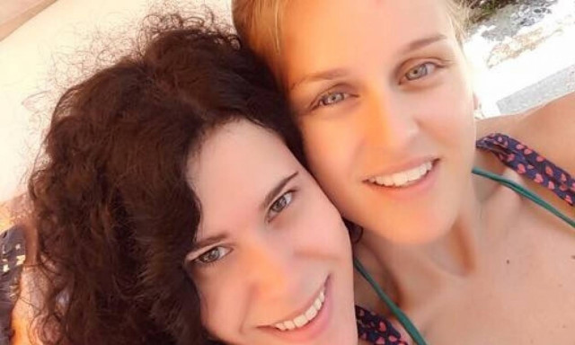 Στην Ελλάδα η ξανθιά τραγουδίστρια που σαρώνει στο Λονδίνο