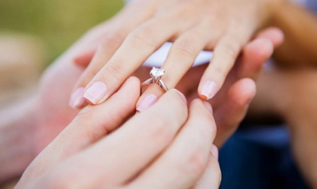 Αυτόν τον άντρα θα ήθελαν όλες: Δείτε πώς έκανε πρόταση γάμου στην καλή του!(vid)